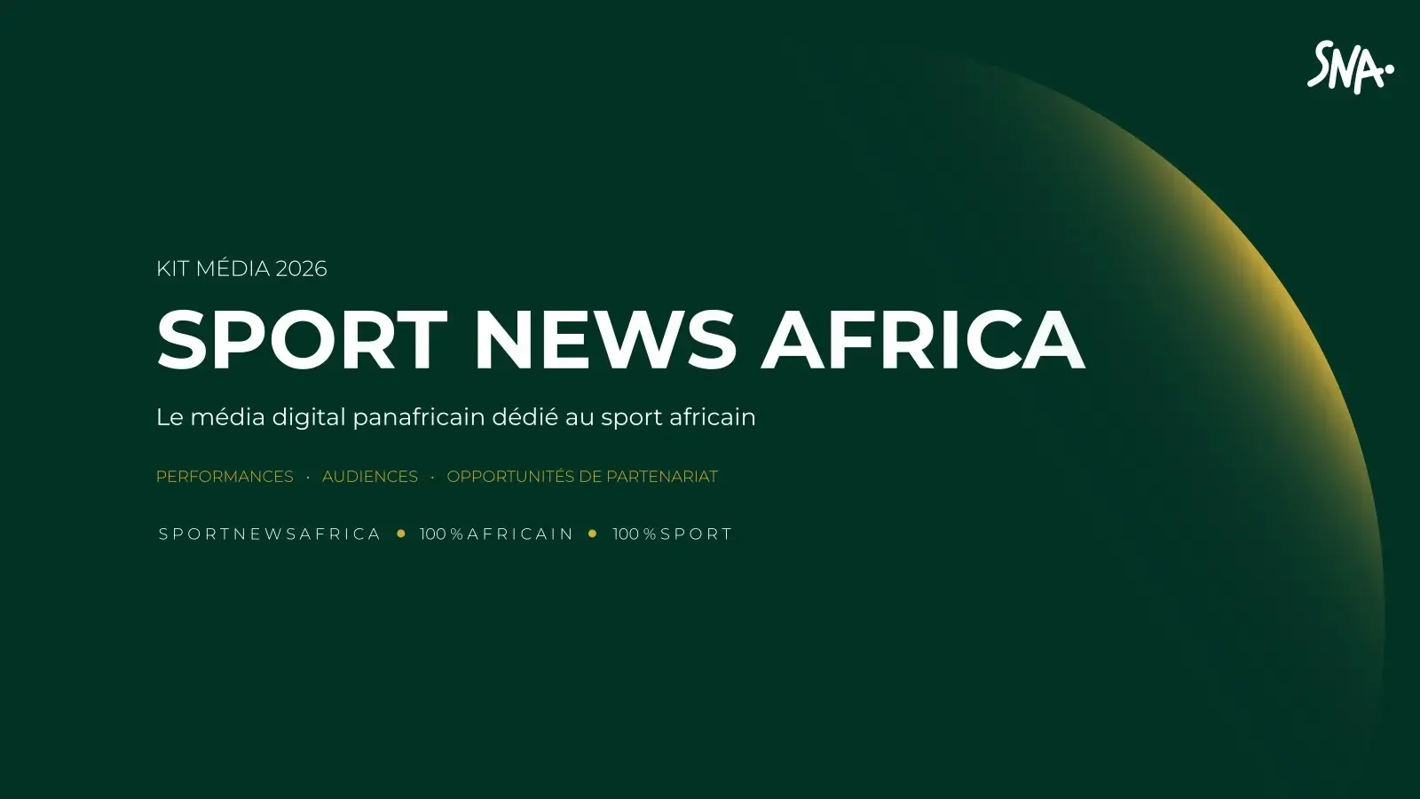 Couverture du kit média 2026 de Sport News Africa : titre en grandes capitales blanches sur fond vert profond, croissant lumineux doré sur la droite, logo SNA en haut.